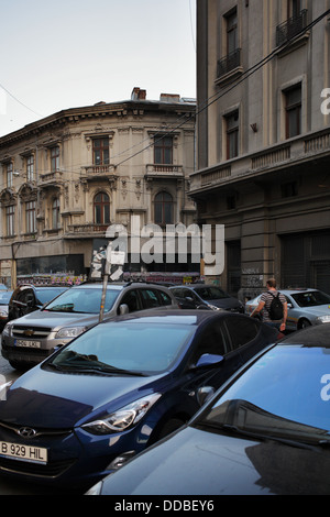 Bucarest, Roumanie, coincé avec des voitures en stationnement avec l'ancienne ville de Bucarest Banque D'Images