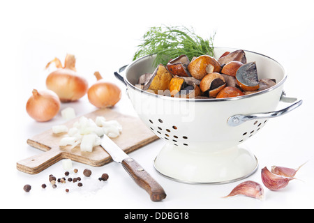 Les champignons sauvages avec des épices pour la cuisine sur fond blanc Banque D'Images