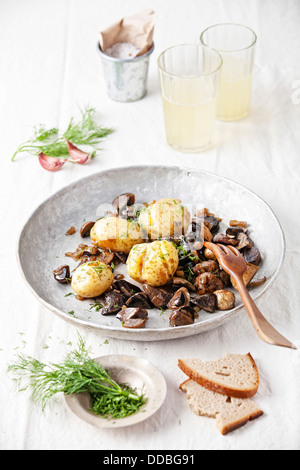 Des pommes de terre rôties avec des champignons sauvages Banque D'Images