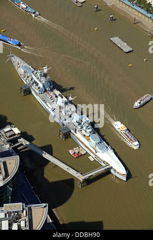 Vue aérienne de HMS Belfast amarré comme un musée dans la Tamise à Londres Banque D'Images