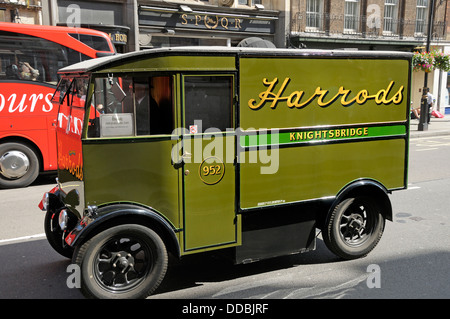 Londres, Angleterre, Royaume-Uni. Harrods Vintage electric van (1939) dans la région de Whitehall. Banque D'Images