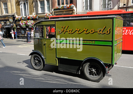 Londres, Angleterre, Royaume-Uni. Harrods Vintage electric van (1939) dans la région de Whitehall. Banque D'Images