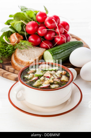 Okroshka - kvas russe soupe froide aux légumes Banque D'Images