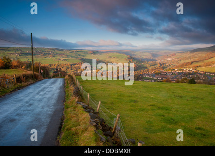 Une route goudronnée humide dominant une vallée sur un Yorkshire Dales venteux matin d'automne. Banque D'Images