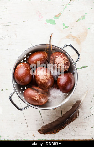 Les oeufs de Pâques sur fond de bois Banque D'Images