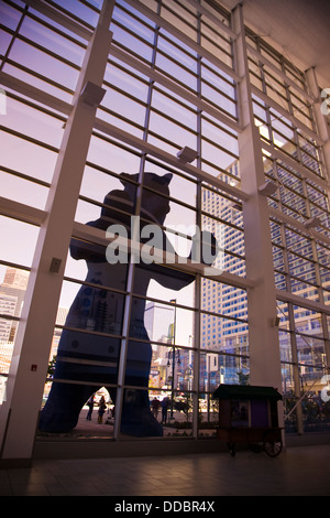 Big blue bear sculpture de Lawrence d'argent, au Colorado Convention Center, Denver, CO, USA Banque D'Images