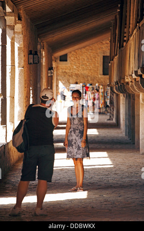 Sanctuaire de Lluc, Espagne, les touristes de prendre des photos dans le cloître du monastère de Lluc Banque D'Images