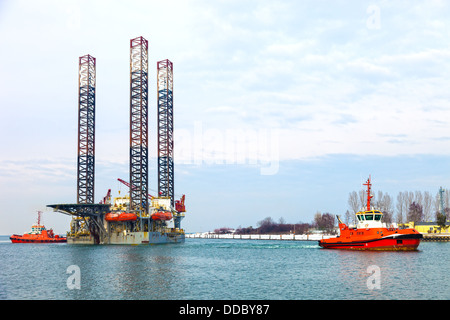 Derrick remorqué jusqu'à port de Gdansk, Pologne. Banque D'Images