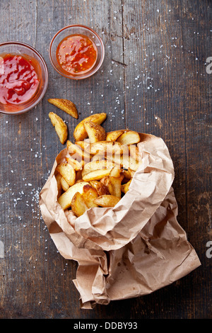 Pommes de terre frites 'country-style' en sac de papier Banque D'Images