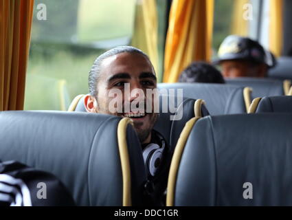 Cardiff, Royaume-Uni. Le mercredi 28 août 2013 Photo : Chico Flores sur le bus de l'équipe en route vers l'aéroport de Cardiff. Re : Swansea City FC les joueurs et le personnel, en route pour leur l'UEFA Europa League, jouer hors tour, deuxième manche, contre d'en Roumanie. © D Legakis/Alamy Live News Banque D'Images