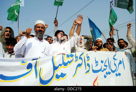 Le Pakistan. Août 30, 2013. Les partisans du Jamat-e-Islami (JI) chanter des slogans contre Dr Shakeel Afridi, l'homme qui a aidé la CIA traquer Oussama ben Laden, au cours de manifestation de protestation au press club de Peshawar le Vendredi, Août 30, 2013. Credit : Asianet-Pakistan/Alamy Live News Banque D'Images