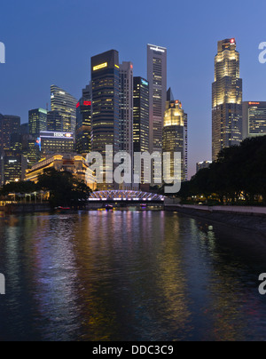 Dh Rivière Singapour ville CENTRE-VILLE SINGAPOUR Soir Nuit lumières crépuscule paysage urbain gratte-ciel gratte-ciel tour de blocs en Asie Banque D'Images