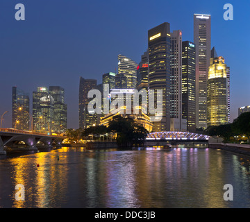 Dh Rivière Singapour SINGAPOUR CENTRE-VILLE gratte-ciel soir nuit lumières crépuscule ville gratte-ciel cityscape asia tour de blocs Banque D'Images