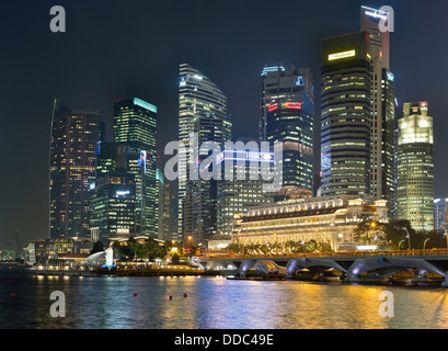 Dh Marina Bay ville gratte-ciel de Singapour au centre-ville le soir, nuit lumières crépuscule paysage urbain skyline skyscrapers Banque D'Images