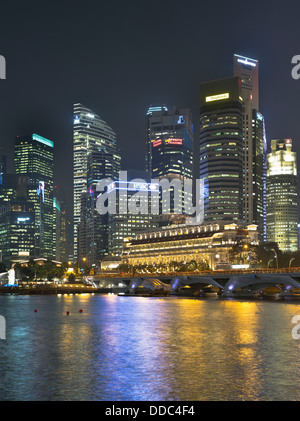 Dh Marina Bay CENTRE-VILLE SINGAPOUR Soir Nuit lumières crépuscule ville gratte-ciel du quartier urbain Banque D'Images