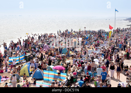 CLACTON ON SEA FRONT DE MER AVEC UNE FOULE QUI REGARDAIENT LE SPECTACLE AÉRIEN ANNUEL GRATUITEMENT Banque D'Images