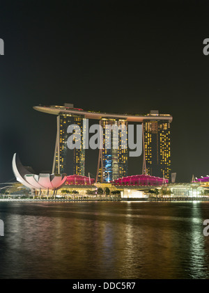 Dh Marina Bay CENTRE-VILLE SINGAPOUR Soir Nuit lumières crépuscule Marina Bay Sands Hotel hôtels Skyline Banque D'Images