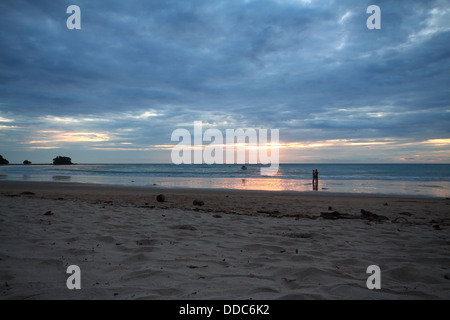 Coucher de soleil sur Nai Yang Beach l'île de Phuket en Thaïlande Banque D'Images