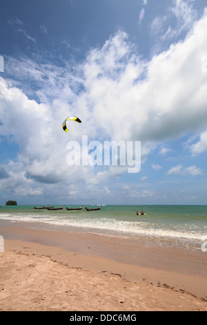 Le kite surf dans la mer d'Andaman, Nai Yang Beach, Phuket Thaïlande Banque D'Images