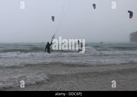 Le kite surf dans une tempête dans la mer d'Andaman, Nai Yang Beach, Phuket Thaïlande Banque D'Images