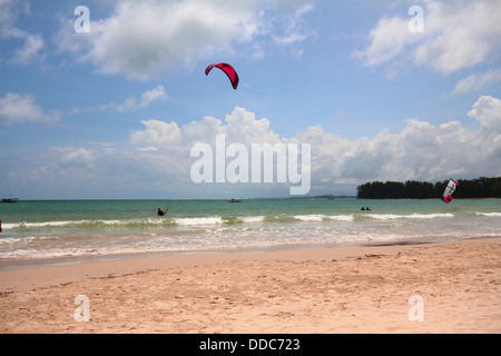 Le kite surf dans la mer d'Andaman, Nai Yang Beach, Phuket Thaïlande Banque D'Images