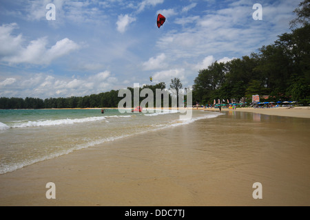 Le kite surf dans la mer d'Andaman, Nai Yang Beach, Phuket Thaïlande Banque D'Images