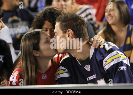 San Diego, CA, USA. Août 29, 2013. San Francisco 49ers fan Kristen Karey baisers son mec et ventilateur Chargeurs Dusten Downey au cours de la première moitié de la pré-saison les chargeurs match contre les 49ers à Qualcomm Stadium de San Diego le jeudi : Crédit Hayne Palmour/U-T San Diego/ZUMAPRESS/Alamy Live News Banque D'Images