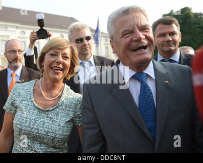 Berlin, Allemagne. Août 30, 2013. Le Président allemand Joachim Gauck (R) et son partenaire Daniela Schadt arriver au Parti des citoyens dans les jardins du château de Bellevue à Berlin, Allemagne, 30 août 2013. Photo : BRITTA PEDERSEN/dpa/Alamy Live News Banque D'Images