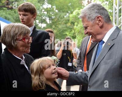 Berlin, Allemagne. Août 30, 2013. Le Président allemand Joachim Gauck accueille une fille au Parti des citoyens dans les jardins du château de Bellevue à Berlin, Allemagne, 30 août 2013. Photo : BRITTA PEDERSEN/dpa/Alamy Live News Banque D'Images