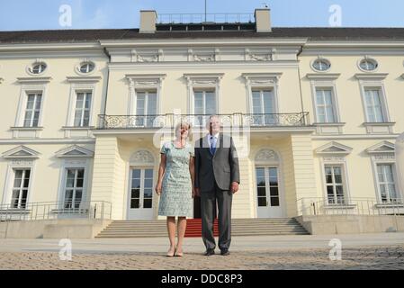 Berlin, Allemagne. Août 30, 2013. Le Président allemand Joachim Gauck et son partenaire Daniela Schadt devant le château de Bellevue pendant la partie des citoyens à Berlin, Allemagne, 30 août 2013. Photo : BRITTA PEDERSEN/dpa/Alamy Live News Banque D'Images