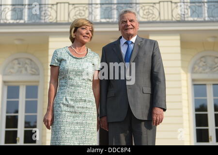 Berlin, Allemagne. Août 30, 2013. Le Président allemand Joachim Gauck et son partenaire Daniela Schadt devant le château de Bellevue pendant la partie des citoyens à Berlin, Allemagne, 30 août 2013. Photo : BRITTA PEDERSEN/dpa/Alamy Live News Banque D'Images