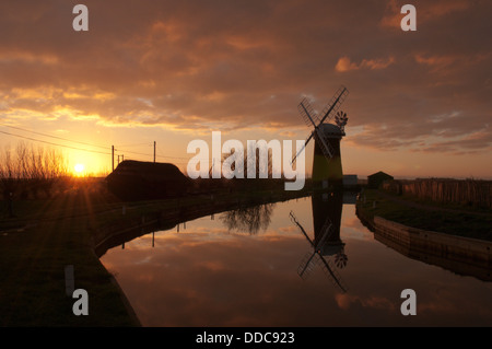 Pompe éolienne Horsey, Norfolk, Royaume-Uni. Décembre. Le lever du soleil. Banque D'Images