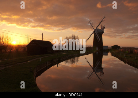 Pompe éolienne Horsey, Norfolk, Royaume-Uni. Décembre. Le lever du soleil. Banque D'Images