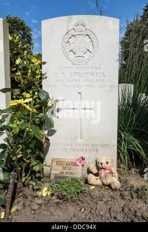 Pierre tombale de 15 ans Joe Strudwick, l'un des plus jeunes la Première Guerre mondiale, l'une des victimes, l'Essex Farm Cemetery, Belgique Banque D'Images