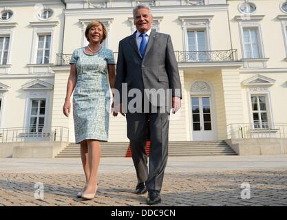 Berlin, Allemagne. Août 30, 2013. Le Président allemand Joachim Gauck et son partenaire Daniela Schadt devant le château de Bellevue pendant la partie des citoyens à Berlin, Allemagne, 30 août 2013. Photo : BRITTA PEDERSEN/dpa/Alamy Live News Banque D'Images