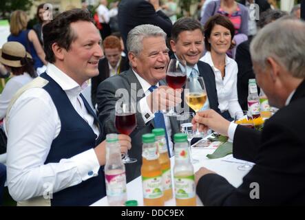 Berlin, Allemagne. Août 30, 2013. Le Président allemand Joachim Gauck (C) parle d'Eckart von Hirschhausen artiste cabaret (L) et d'autres invités au Parti des citoyens dans les jardins du château de Bellevue à Berlin, Allemagne, 30 août 2013. Photo : BRITTA PEDERSEN/dpa/Alamy Live News Banque D'Images