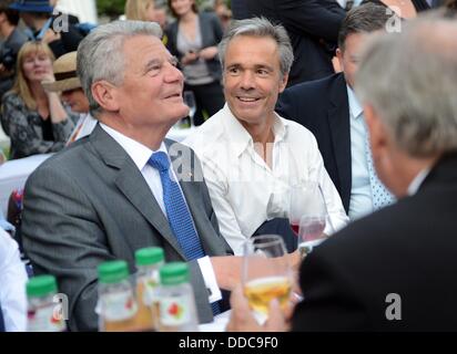 Berlin, Allemagne. Août 30, 2013. Le Président allemand Joachim Gauck (L) parle à acteur Hannes Jaenicke au Parti des citoyens dans les jardins du château de Bellevue à Berlin, Allemagne, 30 août 2013. Photo : BRITTA PEDERSEN/dpa/Alamy Live News Banque D'Images