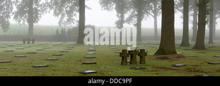 L'allemand Première Guerre mondiale un cimetière militaire Deutscher Soldatenfriedhof Langemark / Studentenfriedhof, Flandre occidentale, Belgique Banque D'Images