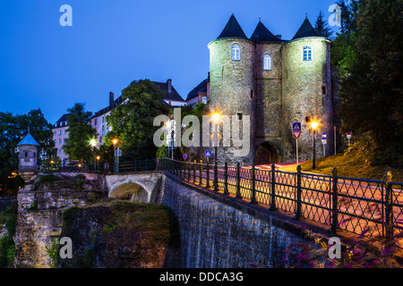 Les trois tours ou trois tours et vestiges de l'ancienne forteresse et murs de la ville médiévale de Luxembourg. Banque D'Images