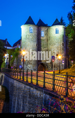 Les trois tours ou trois tours et le vieux fort et les murs qui a marqué la limite externe de la ville médiévale de Luxembourg. Banque D'Images