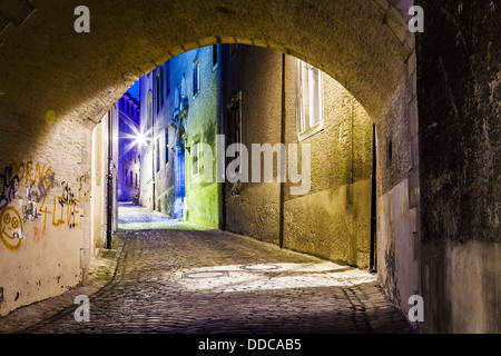 Une jolie rue pavée, dans le quartier de la ville de Luxembourg Grund dans la nuit. Banque D'Images