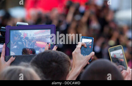 NICOLAS CAGE FANS PRENDRE DES PHOTOS AVEC DES TÉLÉPHONES & IPAD JOE PREMIERE&# XA;70E FESTIVAL DU FILM DE VENISE LIDO Venise ITALIE 30 Août 201 Banque D'Images