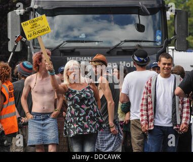 Balcombe, West Sussex, UK. Août 30, 2013. Les environnementalistes de fracturation à pied à l'avant qu'un autre camion est escorté à Cuadrilla site par la police. Presque une atmosphère de carnaval. Les militants anti fracturation protestent contre les forages d'essai par Cuadrilla sur le site de West Sussex qui pourraient mener à la processus de fracturation controversée. Camp de la route continue de croître. Crédit : David Burr/Alamy Live News Banque D'Images