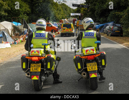 Balcombe, West Sussex, UK. Août 30, 2013. Les motocyclistes de la police du trafic hold back comme un autre camion est escorté dans Quadrilla site de forage à Balcombe dans West Sussex Crédit : David Burr/Alamy Live News Banque D'Images