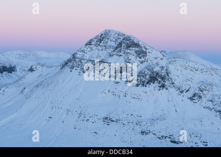 La vue sur la neige- cul couvert de Sgorr Beag Tuath avec de belles couleurs après le coucher du soleil, les Highlands écossais, l'Ecosse UK Banque D'Images