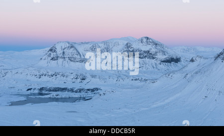 La vue sur la neige- cul couvert de Mor Sgorr Tuath avec de belles couleurs après le coucher du soleil, les Highlands écossais, l'Ecosse UK Banque D'Images