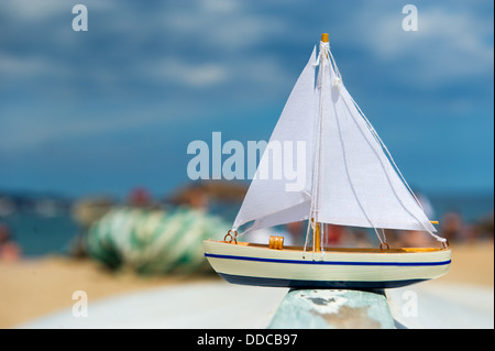 Saill jouet bateau à la plage Banque D'Images