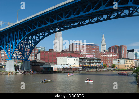 SHOREWAY MEMORIAL BRIDGE RIVIÈRE CUYAHOGA LES APPARTEMENTS DOWNTOWN CLEVELAND OHIO USA Banque D'Images