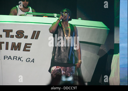 SACRAMENTO, CA - le 28 août : le rappeur Tauheed Epps, aka 2 Chainz se produit en concert dans le cadre de l'America's Most Wanted Tour à Sleep Train Arena le 28 août 2013 à Sacramento, Californie. Banque D'Images