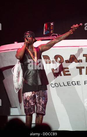 SACRAMENTO, CA - le 28 août : le rappeur Tauheed Epps, aka 2 Chainz se produit en concert dans le cadre de l'America's Most Wanted Tour à Sleep Train Arena le 28 août 2013 à Sacramento, Californie. Banque D'Images